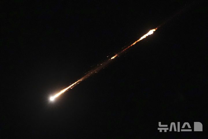 [예루살렘=AP/뉴시스] 지난 17일(현지 시간) 이스라엘 예루살렘 상공에서 이란이 발사한 미사일이 궤적을 그리며 비행하고 있다. 2025.06.19.