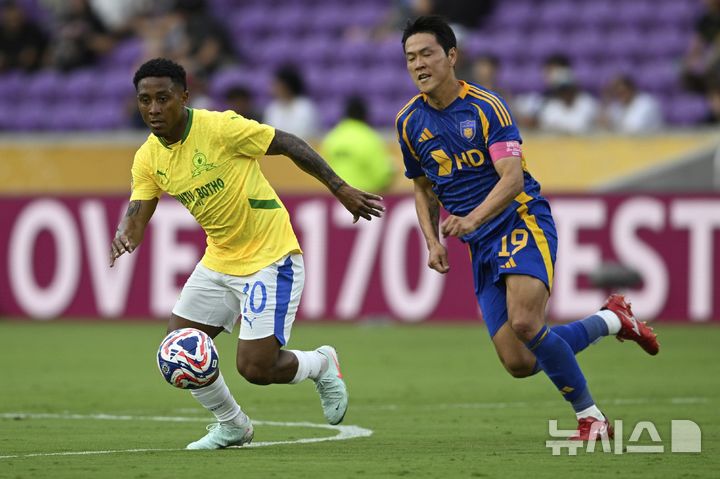 [올랜도=AP/뉴시스] 울산 현대의 김영권이 17일(현지 시간) 미 플로리다주 올랜도 인터앤코 스타디움에서 열린 2025 국제축구연맹(FIFA) 클럽 월드컵 F조 조별리그 1차전 마멜로디 선다운스(남아공)와의 경기 중 공을 쫓고 있다. 울산은 전반 36분 실점하며 0-1로 전반을 마쳤다. 2025.06.18.