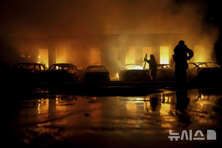 [자포리자=AP/뉴시스]지난 6월18일(현지 시간) 우크라이나 자포리자에서 소방관들이 러시아의 드론 공격으로 파괴된 차량 화재를 진압하고 있다. 2025.07.02.