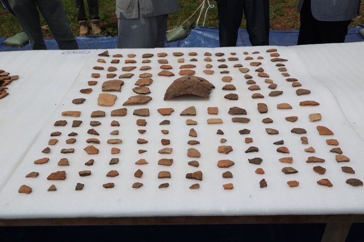 [고성(경남)=뉴시스] 신정철 기자= 경남 고성군 동해면에 위치한 소가야의 최전성기를 대표하는 국가사적 ‘고성 내산리 고분군’의 현장공개 설명회가 지난 17일 발굴조사 현장(동해면 내산리 548-1)에서 개최됐다. 사진은 고성 최초의 신석기시대 유구에서 발견된 빗살무늬 토기조각 모습.(사진=고성군 제공).2025.06.18. photo@newsis.com. *재판매 및 DB 금지