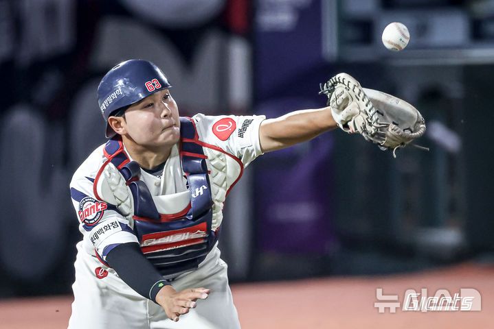 [서울=뉴시스] 프로야구 롯데 자이언츠의 포수 박재엽이 18일 부산 사직구장에서 열린 2025 신한 쏠뱅크 KBO리그 한화 이글스와의 경기 도중 내야 뜬공을 처리하고 있다. (사진=롯데 자이언츠 제공) 2025.06.18.