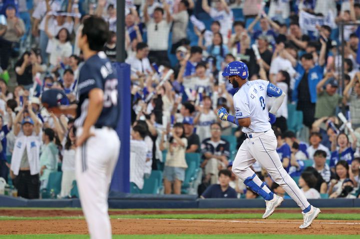 [서울=뉴시스] 프로야구 삼성 라이온즈 디아즈가 18일 대구 삼성라이온즈파크에서 열린 2025 신한 쏠뱅크 KBO리 그 두산 베어스와의 경기 6회말 추격의 2점 홈런을 친 뒤 베이스를 달리고 있다. (사진=삼성 라이온즈 제공) 2025.06.18. *재판매 및 DB 금지