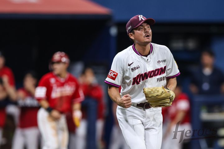 [서울=뉴시스] 프로야구 키움 히어로즈 원종현이 18일 고척스카이돔에서 열린 2025 신한 쏠뱅크 KBO리그 SSG 랜더스와의 경기에 등판해 경기를 펼치고 있다. (사진=키움 히어로즈 제공) 2025.06.18. *재판매 및 DB 금지