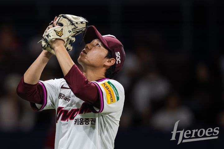 [서울=뉴시스] 프로야구 키움 히어로즈 하영민이 18일 고척스카이돔에서 열린 2025 신한 쏠뱅크 KBO리그 SSG 랜더스와의 경기에 선발 등판해 호투를 마친 뒤 마운드를 내려가고 있다. (사진=키움 히어로즈 제공) 2025.06.18. *재판매 및 DB 금지