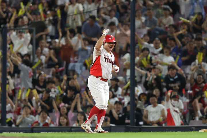 [서울=뉴시스] 프로야구 KIA 타이거즈 이창진이 18일 광주-기아 챔피언스필드에서 열린 2025 신한 쏠뱅크 KBO리그 KT 위즈와의 경기 7회말 역전 적시타를 친 뒤 환호하고 있다. (사진=KIA 타이거즈 제공) 2025.06.18. *재판매 및 DB 금지