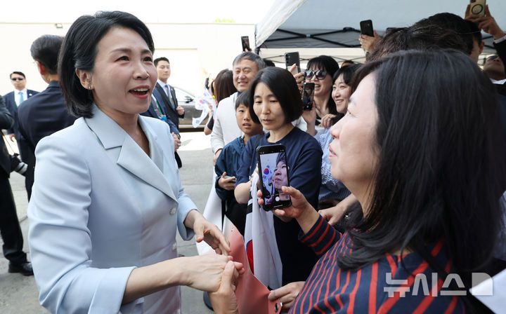 [캘거리=뉴시스] 최진석 기자 = 이재명 대통령 부인 김혜경 여사가 17일(현지 시간) 캐나다 앨버타주 캘거리 한인회관에서 열린 캐나다 서부 동포사회와의 대화를 나누기 전 동포들과 인사하고 있다. 2025.06.18. myjs@newsis.com