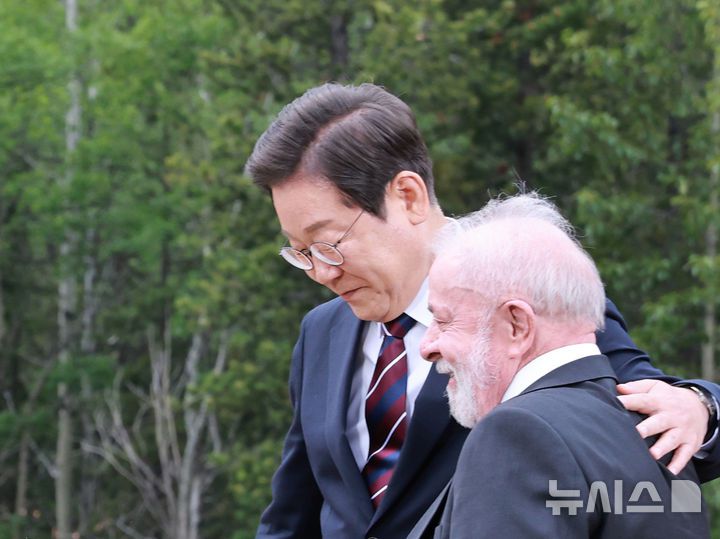 [카나나스키스(캐나다)=뉴시스] 최진석 기자 = 이재명 대통령이 17일(현지 시간) 캐나다 앨버타주 카나나스키스 주요 7개국(G7) 정상회의장에서 G7 및 초청국 정상과 단체사진 촬영을 마치고 루이스 이나시우 룰라 디 시우바 브라질 대통령과 이동하고 있다. 2025.06.18. myjs@newsis.com