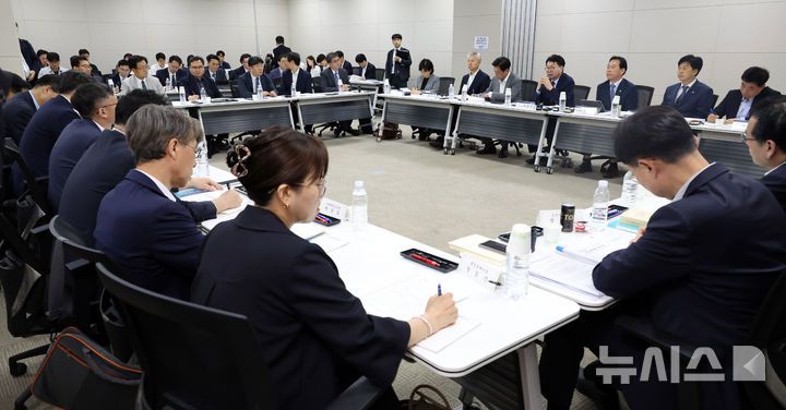 [세종=뉴시스] 강종민 기자 = 사진은 대통령 직속 국정기획위원회가 지난달 18일 세종시 정부세종컨벤션센터에서 경제1분과 기획재정부 업무보고를 진행하고 있는 모습. 2025.06.18. ppkjm@newsis.com