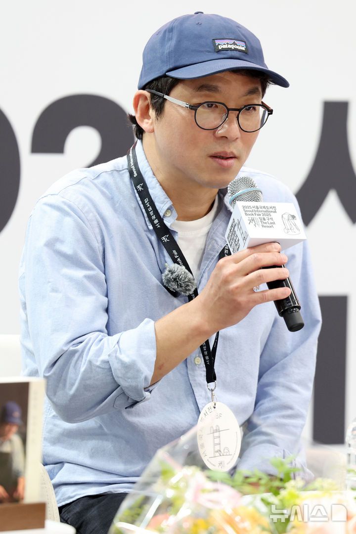 [서울=뉴시스] 박진희 기자 = 신간 '요리를 한다는 것'을 선보이는 최강록 요리사가 18일 서울 강남구 코엑스에서 '2025 서울국제도서전' 프로그램인 책 강연 '여름, 첫 책' 강연을 하고 있다. 2025.06.18. pak7130@newsis.com