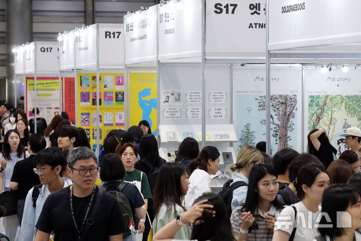 [서울=뉴시스] 박진희 기자 = 세계인의 책 잔치 '2025 서울국제도서전'이 열린 18일 서울 강남구 코엑스 행사장을 찾은 관람객들이 전시 도서를 살펴보고 있다. 올해 도서전에는 한국을 포함해 17개국의 530여 개 출판사와 출판 관련 단체 등이 참가한다. 2025.06.18. pak7130@newsis.com