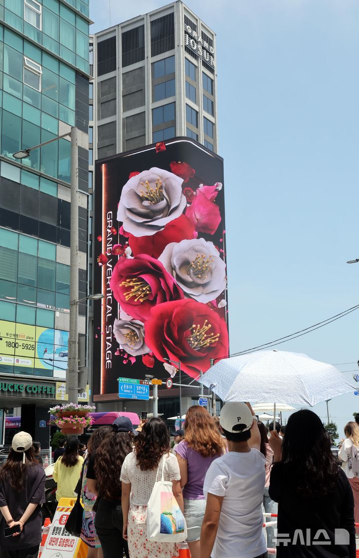 [부산=뉴시스] 하경민 기자 = 부산 해운대구 해운대해수욕장 앞 그랜드 조선 부산 호텔 외벽에 설치된 초대형 미디어 전광판 '그랜드 조선 미디어'의 본격적인 운영을 앞두고 18일 입체감 넘치는 영상이 시범 상영되고 있다. 2025.06.18. yulnetphoto@newsis.com