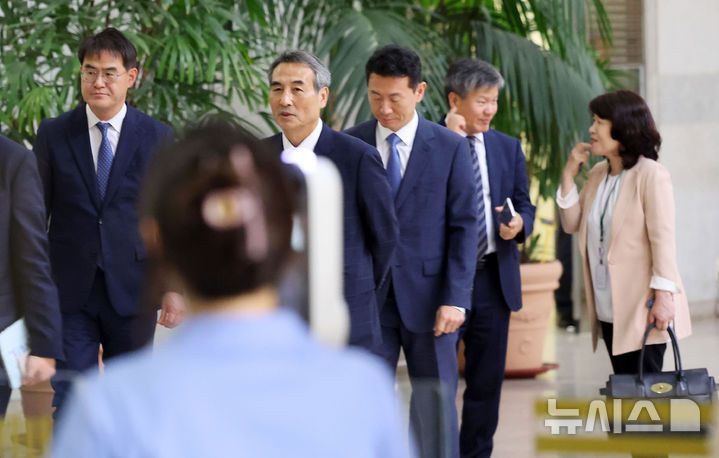 [서울=뉴시스] 홍효식 기자 = 윤석열 전 대통령 부인 김건희 여사 관련 의혹을 수사하는 민중기 특별검사를 비롯한 특검보들이 지난 18일 서울 서초구 서울중앙지방검찰청에서 박승환 검사장 직무대리와 면담을 마친 뒤 이동하고 있다. 왼쪽부터 김형근 특검보, 민중기 특검, 박상진, 문홍주, 오정희 특검보. 2025.06.23. yesphoto@newsis.com