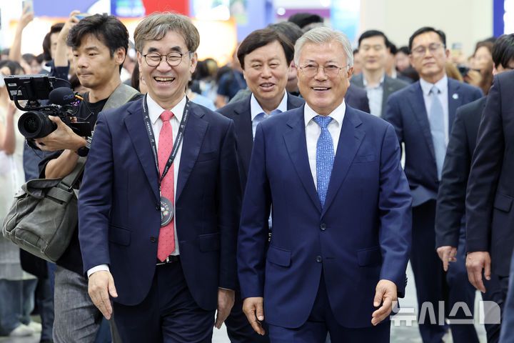 [서울=뉴시스] 박진희 기자 = 문재인 전 대통령과 윤철호 대한출판문회협회 회장이 18일 서울 강남구 삼성동 코엑스에서 열린 '2025 서울국제도서전'을 돌아보고 있다. 2025.06.18. pak7130@newsis.com