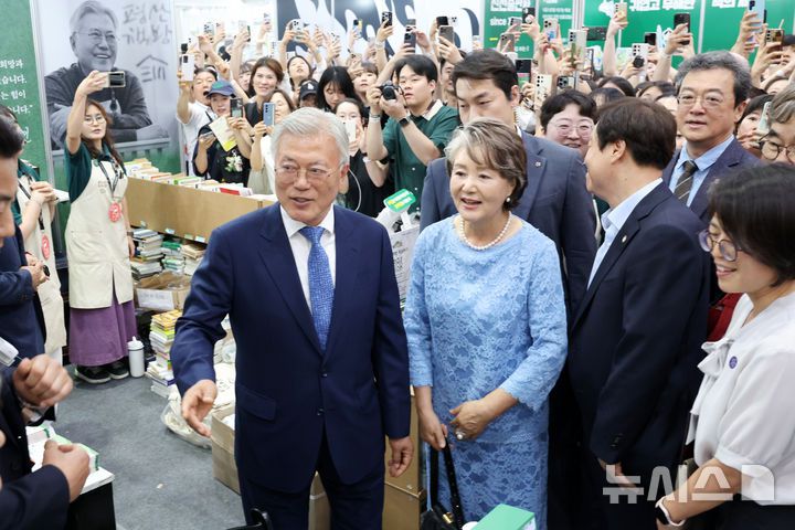 [서울=뉴시스] 박진희 기자 = 문재인 전 대통령과 부인 김정숙 여사가 18일 서울 강남구 삼성동 코엑스에서 열린 '2025 서울국제도서전' 평산책방을 홍보하고 하고 있다. 2025.06.18. pak7130@newsis.com