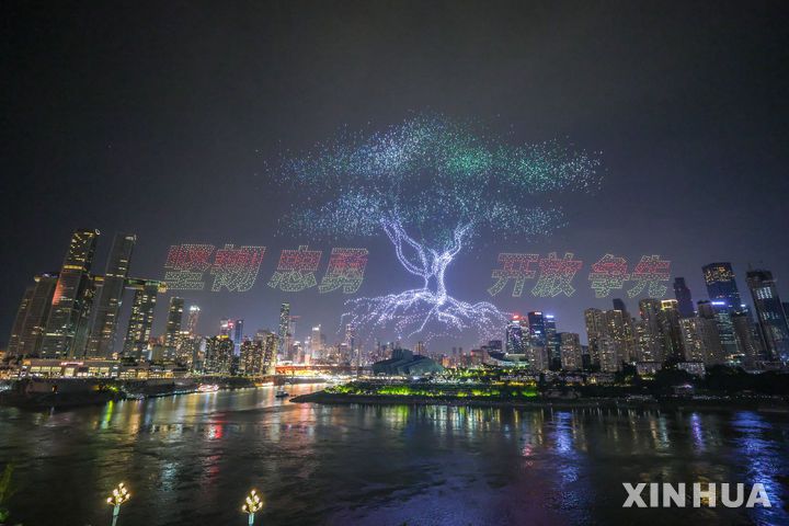 [충칭=신화/뉴시스]지난 17일 중국 남서부 충칭시에서 개최된 대형 드론 쇼의 모습. 2025.6.22