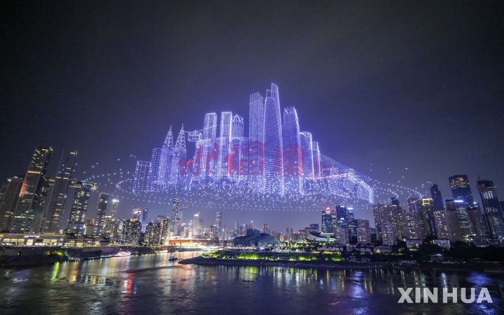 [충칭=신화/뉴시스]지난 17일 중국 남서부 충칭시에서 개최된 대형 드론 쇼의 모습. 2025.6.22