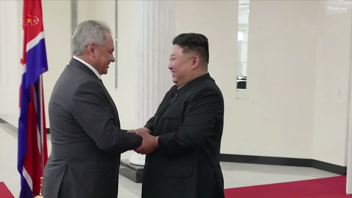 [서울=뉴시스] 김정은 북한 국무위원장이 지난 17일 블라디미르 푸틴 대통령의 특별 임무 지시에 따라 북한을 방문한 세르게이 쇼이구 러시아 국가안보회의 서기를 접견했다고 조선중앙TV가 18일 보도했다. 이란에 대한 미국 폭격에 북한이 비난을 자제했다. 사진=조선중앙TV 캡쳐)  2025.6.25.  *재판매 및 DB 금지