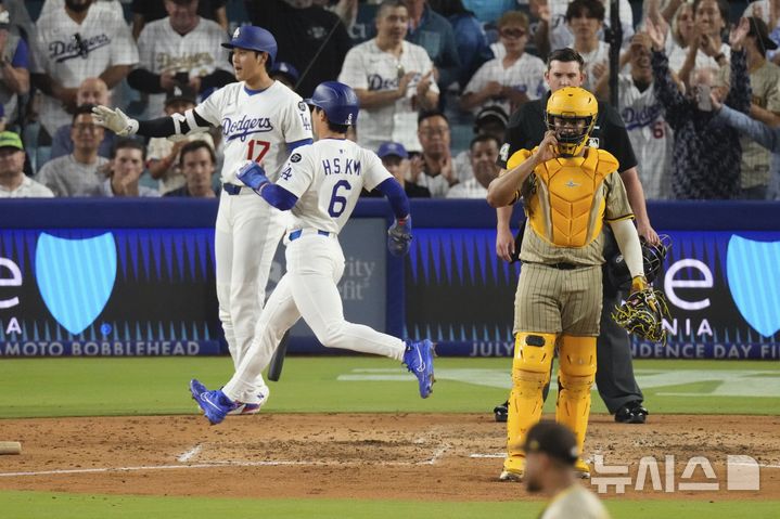 [로스엔젤레스=AP/뉴시스] LA 다저스의 김혜성이 19일(현지 시간) 미 캘리포니아주 로스앤젤레스의 다저스타디움에서 벌어진 2025 MLB 샌디에이고 파드리스와의 경기에 5회말 1루수 키를 넘기는 2루타를 친 후 후속 타자인탈튼 러싱이 적시타를 때려내자 홈을 밟아 득점하고 있다. 이날 8번 타자 중견수로 선발 출전한 김혜성은 2타수 1안타 1득점을 기록했고 다저스는 4-3으로 승리했다. 2025.06.19.