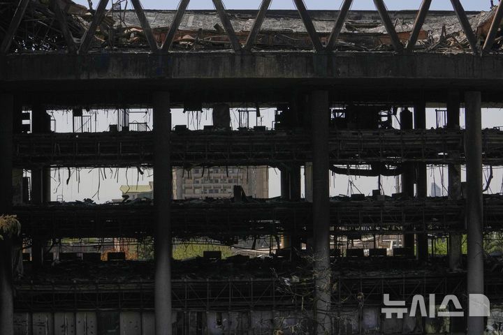 [테헤란=AP/뉴시스] 19일(현지 시간) 이란 테헤란에 위치한 국영방송 IRIB이 이스라엘의 공습으로 건물 뼈대만 남은 채 파손돼 있다. 2025.06.20.