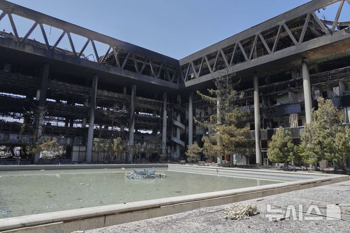 [테헤란=AP/뉴시스] 19일(현지 시간) 이란 테헤란에 위치한 국영방송 IRIB이 이스라엘의 공습으로 건물 뼈대만 남은 채 파손돼 있다. 2025.06.20.