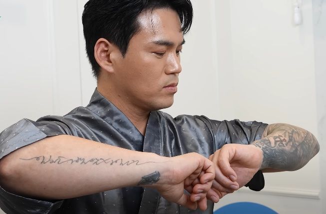 [서울=뉴시스] 트로트 가수 천록담으로 활동을 재개한 이정이 최근 유튜브 채널 '문신 지우는 영수쌤'에 게스트로 출연해 문신을 새기게 된 계기를 밝혔다. (사진=유튜브 채널 '문신 지우는 영수쌤' 화면 캡처) 2025.06.19 photo@newsis.com *재판매 및 DB 금지