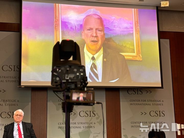 [워싱턴=뉴시스]이윤희 특파원 = 댄 설리번(공화·알래스카) 미국 상원의원 18일(현지 시간) 미국 워싱턴DC에서 전략국제문제연구소(CSIS)가 주최한 한미일 3국 협력 관련 세미나에 참석해 발언하고 있다. 2025.06.19.