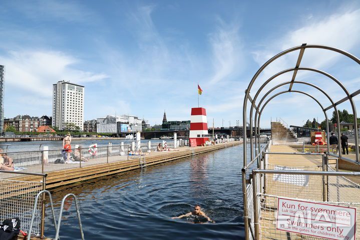 [창원=뉴시스] 덴마크 코펜하겐시에 있는 도심 속 항만수영장인 '브뤼게섬 하버배스(Harbour Bath at Islands Brygge)'. (사진=경남도 제공) 2025.06.19. photo@newsis.com