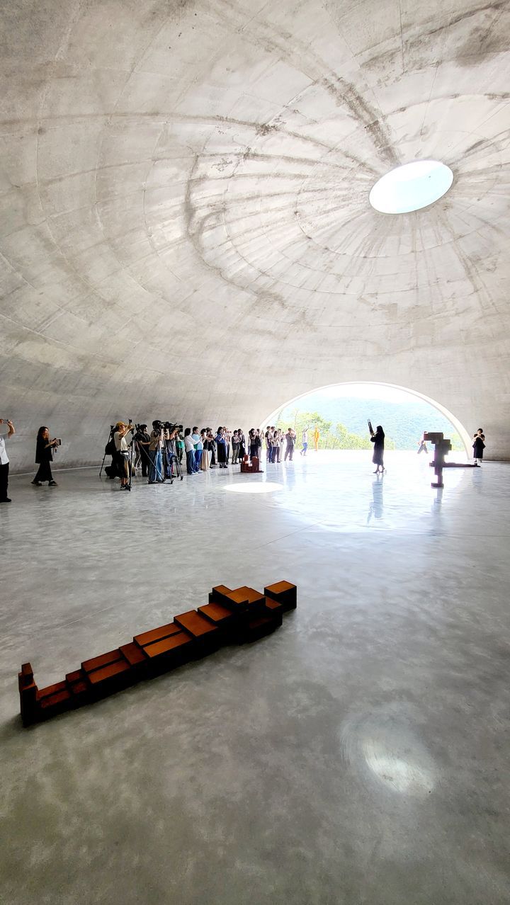 [사진=박현주 미술전문기자] 안토니 곰리와 안도 타다오가 협업해 탄생한 '그라운드' 공간. 곰리의 녹슨 철조각 7점이 함께 설치됐다. *재판매 및 DB 금지