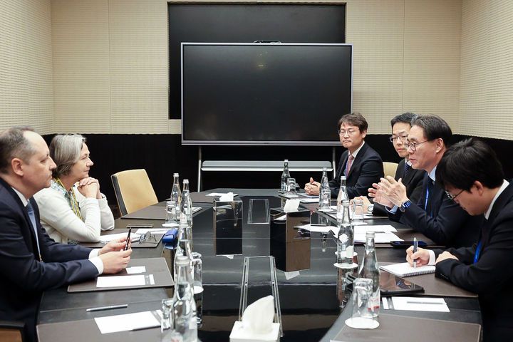 강민수 국세청장은 18일부터 19일까지 아제르바이잔 바쿠에서 열린 제29차 유럽 조세행정협의기구(IOTA) 총회에 참석했다. 사진은 강민수 청장이 알릭스 페리뇽 드 트호아 IOTA 사무총장과 양자면담을 하는 모습.(사진 : 국세청 제공) 2025.6.19. *재판매 및 DB 금지