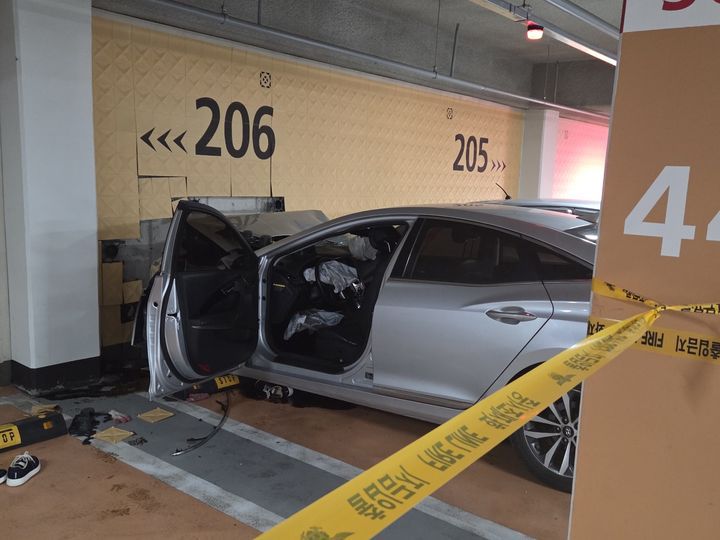 19일 세종시 새롬동 아파트 지하주차장에서 발생한 사고로 사고차량인 그렌져 앞부분이 부서지고 앞좌석 에어백이 터졌다. (싸진=세종소방본부 제공) 2025.06.19. photo@newsis.com *재판매 및 DB 금지