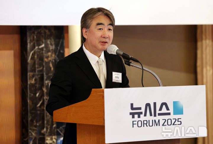 [서울=뉴시스] 배훈식 기자 = 염영남 뉴시스 대표이사 사장이 19일 오전 서울 중구 롯데호텔서울에서 열린 제3회 뉴시스 IT 포럼 "AI 에이전트, 경제를 바꾼다"에서 인사말을 하고 있다. 2025.06.19. dahora83@newsis.com