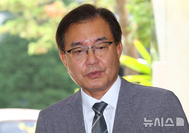 [서울=뉴시스] 박주성 기자 = 채상병 순직사건 외압 의혹을 수사하는 이명현 특별검사가 19일 서울 서초동 사무실로 출근하며 취재진 질문에 답하고 있다. 2025.06.19. park7691@newsis.com