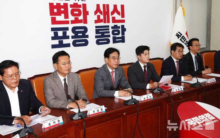 [서울=뉴시스] 김명년 기자 = 김용태 국민의힘 비상대책위원장이 19일 오전 서울 여의도 국회에서 열린 '비리백화점 이재명 정부 인사청문회 대책회의'에서 발언하고 있다. 2025.06.19. kmn@newsis.com