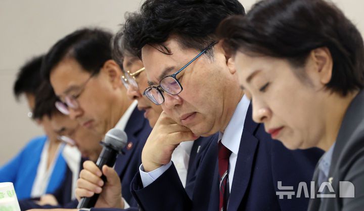 [세종=뉴시스] 강종민 기자 = 이한주 국정기획위원장이 19일 세종시 정부세종컨벤션센터에서 열린 경제2분과 산업통상자원부 업무보고에서 자료를 살펴보고 있는 모습. 2025.06.19. ppkjm@newsis.com