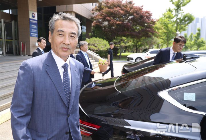 [과천=뉴시스] 김근수 기자 = 윤석열 전 대통령 부인 김건희 여사 관련 의혹을 수사하는 민중기 특별검사가 19일 경기 과천 고위공직자범죄수사처 청사 밖으로 나서고 있다. 2025.06.19. ks@newsis.com