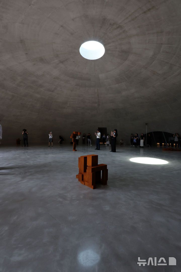 [원주=뉴시스] 박진희 기자 = 영국 대표 조각가 안토니 곰리(Antony Gormley) 개인전 'DRAWING ON SPACE'가 열린 20일 강원도 원주시 뮤지엄 산 'GROUND(그라운드)'에서 작품이 전시되어 있다. 뮤지엄 산의 전시장 '그라운드'는 안토니 곰리와 세계적인 건축가 안도 타다오(Ando Tadao)가 공동 설계한 새로운 공간이다.  2025.06.19. pak7130@newsis.com