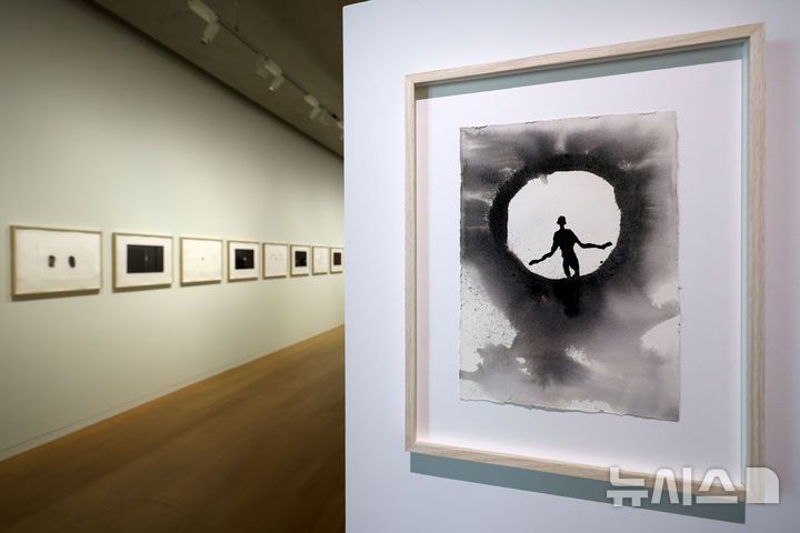 [원주=뉴시스] 박진희 기자 = 뮤지엄 산은 영국 대표 조각가 안토니 곰리(Antony Gormley) 개인전 'DRAWING ON SPACE' 언론 공개회가 열린 19일 강원도 원주시 뮤지엄 산 청조갤러리에서 주요 작품을 선보이고 있다. 이번 전시는 뮤지엄 SAN 청조갤러리 전관(1, 2, 3관)에서 펼쳐지며 조각 7점, 드로잉 및 판화 40점, 설치작품 1점으로 구성된 총 48점을 선보이는 국내 최대 규모의 안토니 곰리 개인전이다. 2025.06.19. pak7130@newsis.com