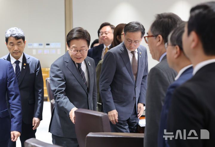 [서울=뉴시스] 고범준 기자 = 이재명 대통령이 19일 서울 용산구 대통령실 청사에서 열린 국무회의에 입장하고 있다. (대통령실통신사진기자단) 2025.06.19. bjko@newsis.com