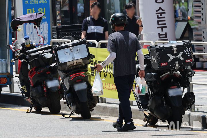 [서울=뉴시스] 권창회 기자 = 서울 시내 식당가에서 배달라이더들이 음식을 배달하고 있다. 2025.06.19. kch0523@newsis.com