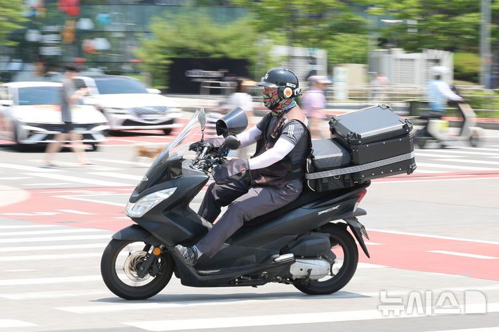 [서울=뉴시스] 권창회 기자 = 지난 6월 19일 서울 시내 식당가에서 배달라이더들이 음식을 배달하고 있다. 2025.06.19. kch0523@newsis.com