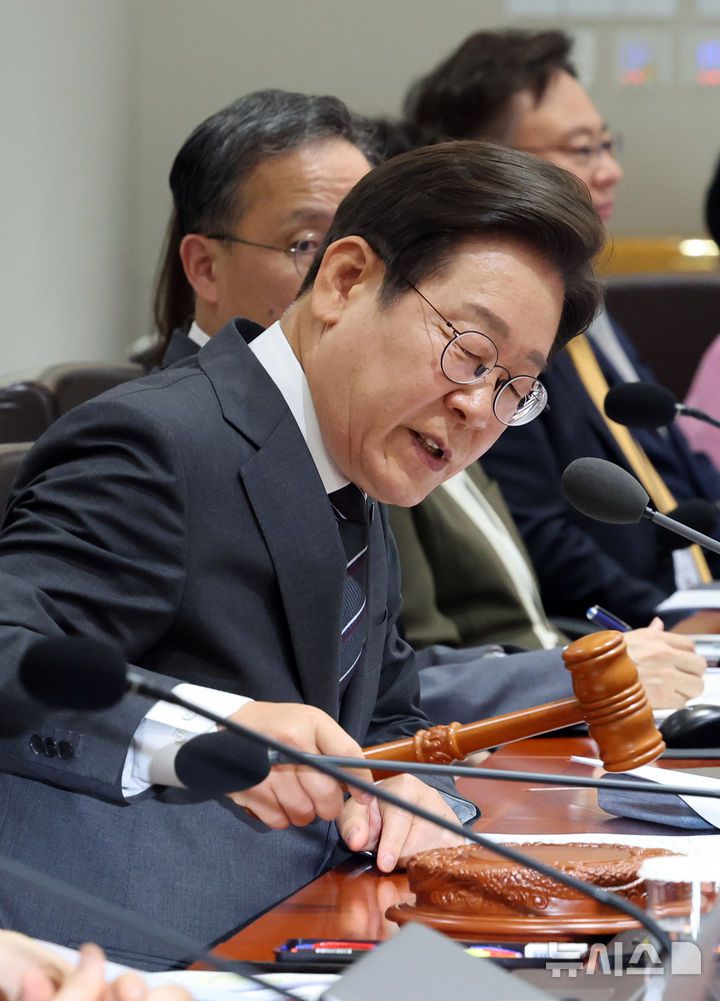[서울=뉴시스] 고범준 기자 = 이재명 대통령이 19일 서울 용산구 대통령실 청사에서 열린 국무회의에서 의사봉을 두드리고 있다. (대통령실통신사진기자단) 2025.06.19. bjko@newsis.com