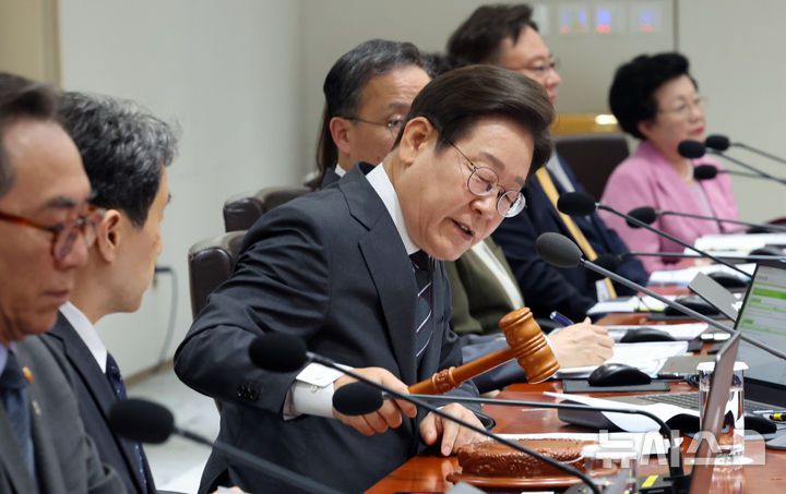 [서울=뉴시스] 고범준 기자 = 이재명 대통령이 19일 서울 용산구 대통령실 청사에서 열린 국무회의에서 의사봉을 두드리고 있다. (대통령실통신사진기자단) 2025.06.19. bjko@newsis.com