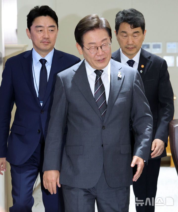 [서울=뉴시스] 고범준 기자 = 이재명 대통령이 19일 서울 용산구 대통령실 청사에서 열린 국무회의에 입장하고 있다. (대통령실통신사진기자단) 2025.06.19. bjko@newsis.com