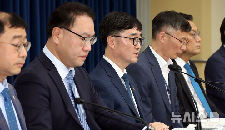 [세종=뉴시스] 강종민 기자 = 임기근 기획재정부 2차관이 지난 18일 세종시 정부세종청사에서 총 30.5조원 규모로 편성된 새정부 추가경정예산안을 발표하고 있다. 2025.06.19. ppkjm@newsis.com