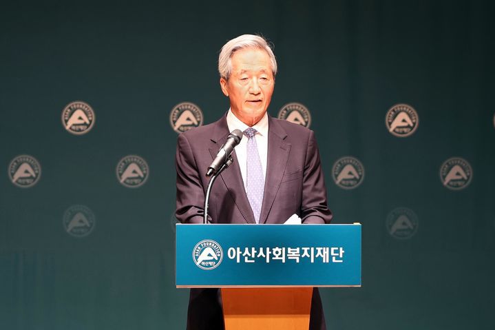 [서울=뉴시스] 정몽준 아산사회복지재단 이사장이 19일 서울 종로구 아산정책연구원에서 열린 창립 48주년 기념 학술 심포지엄에 참석해 인사말을 하고 있다. (사진=아산사회복지재단 제공) 2025.06.19. photo@newsis.com *재판매 및 DB 금지