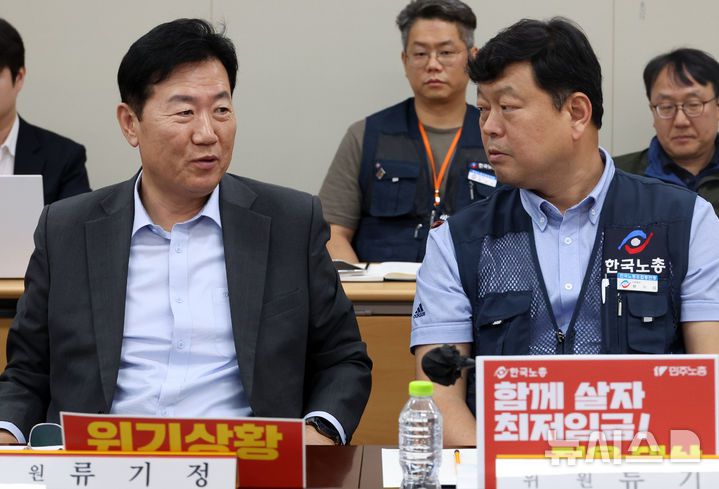 [세종=뉴시스] 강종민 기자 = 류기정 사용자 위원과 류기섭 근로자 위원이 19일 세종시 정부세종청사에서 열린 최저임금위원회 전원회의에서 대화하고 있다. 2025.06.19. ppkjm@newsis.com