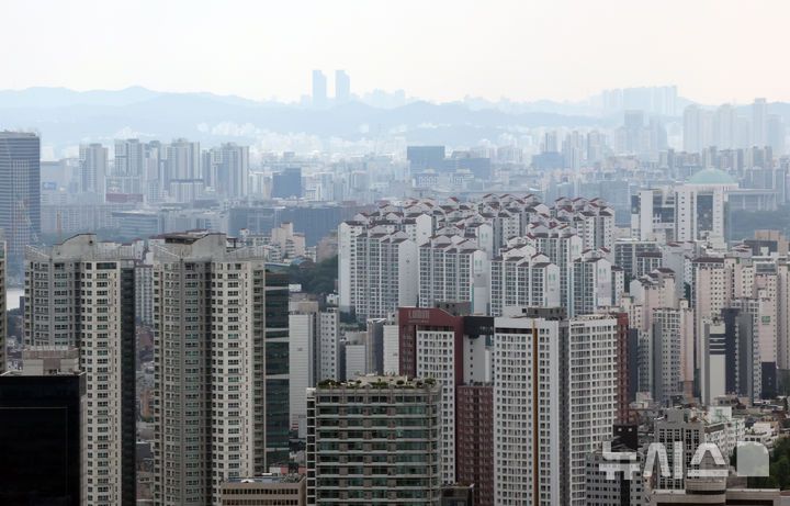 [서울=뉴시스] 조성우 기자 = 사진은 19일 서울 남산에서 바라본 서울 아파트의 모습. 2025.06.19. xconfind@newsis.com