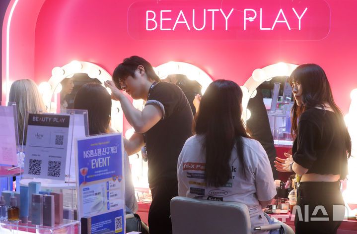 [서울=뉴시스] 김혜진 기자 = 19일 서울 송파구 올림픽공원 핸드볼경기장에서 열린 2025 마이케이 페스타(MyK FESTA)를 찾은 관람객들이 뷰티 체험을 하고 있다. 2025.06.19. jini@newsis.com