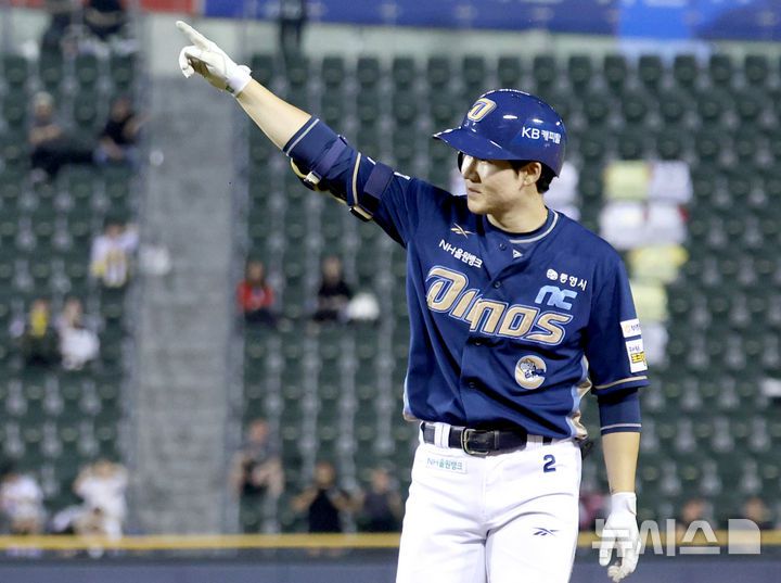 [서울=뉴시스] 김진아 기자 = 19일 오후 서울 송파구 잠실야구장에서 열린 2025 KBO리그 NC 다이노스와 LG 트윈스의 경기, 7회초 2사 만루 NC 박민우가 2타점 적시타를 치고 있다. 2025.06.19. bluesoda@newsis.com