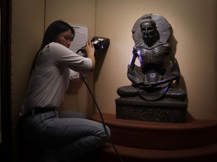 [서울=뉴시스] 파키스탄 라호르 박물관 소장 석가모니 고행상 3D 스캔 작업 (사진=국가유산진흥원 제공) 2025.06.20. photo@newsis.com *재판매 및 DB 금지
